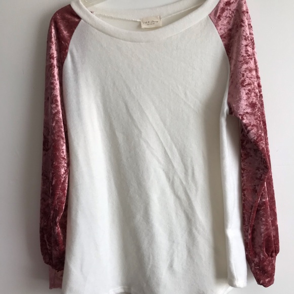 Oh so soft top with velvet sleeves - Picture 2 of 4